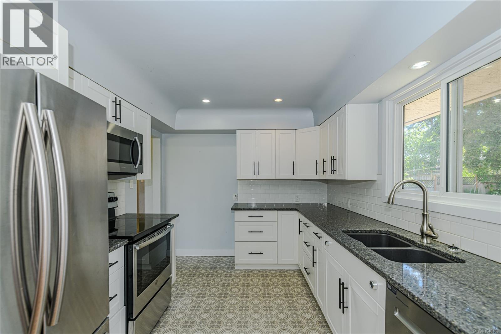 585 Baker St, Saanich, British Columbia  V8Z 2H6 - Photo 10 - 1040163
