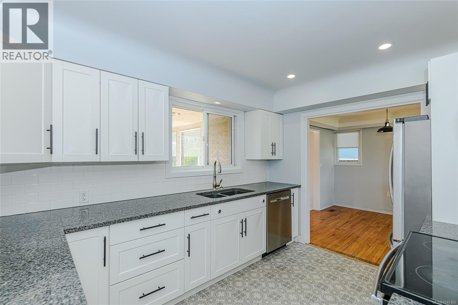 585 Baker St, Saanich, British Columbia  V8Z 2H6 - Photo 12 - 1040163