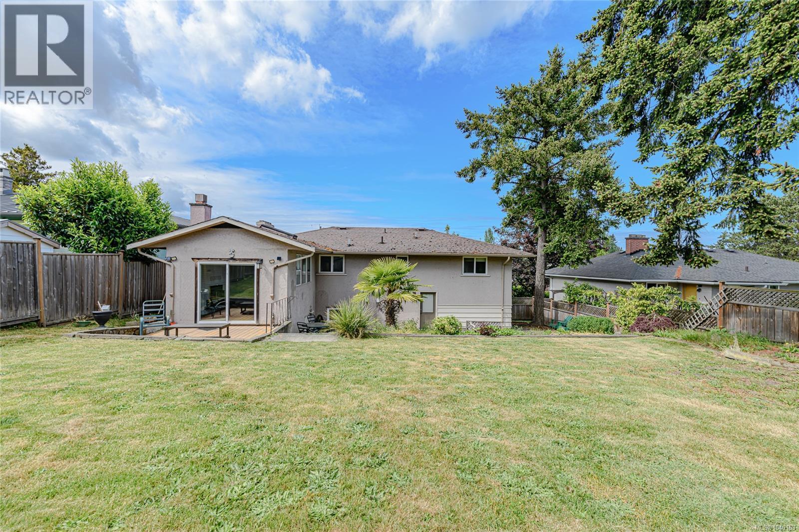 585 Baker St, Saanich, British Columbia  V8Z 2H6 - Photo 38 - 1040163