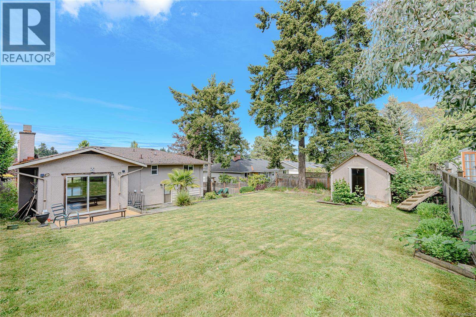 585 Baker St, Saanich, British Columbia  V8Z 2H6 - Photo 37 - 1040163