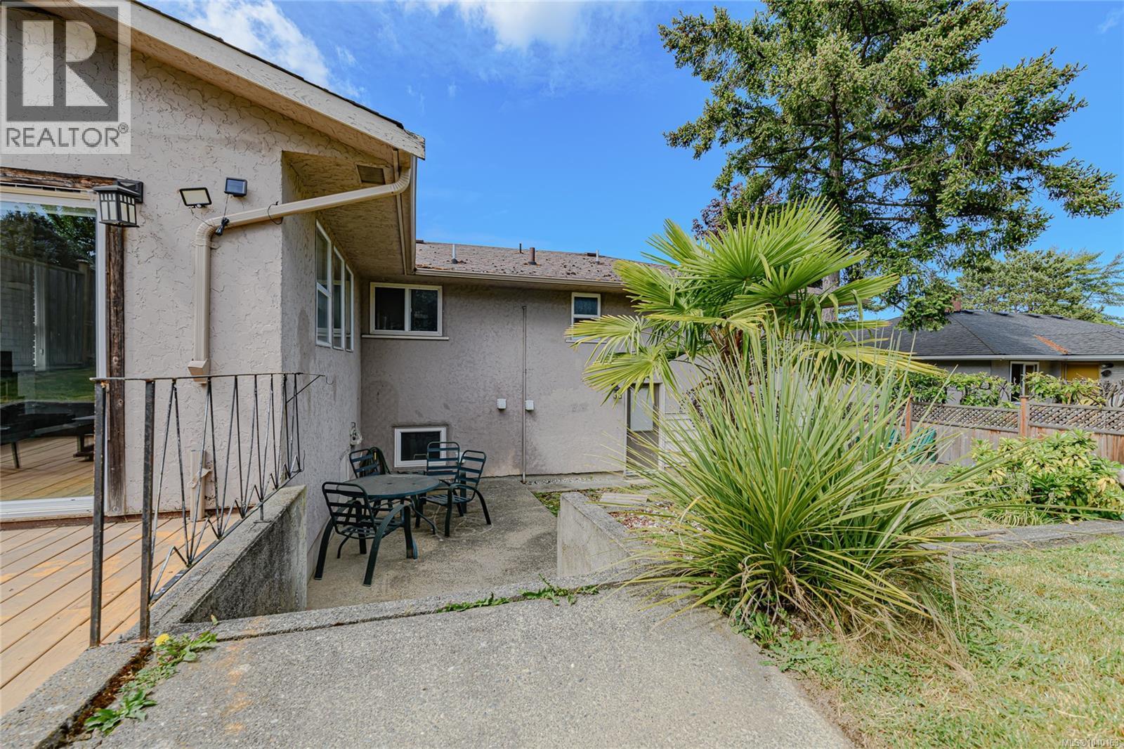 585 Baker St, Saanich, British Columbia  V8Z 2H6 - Photo 40 - 1040163