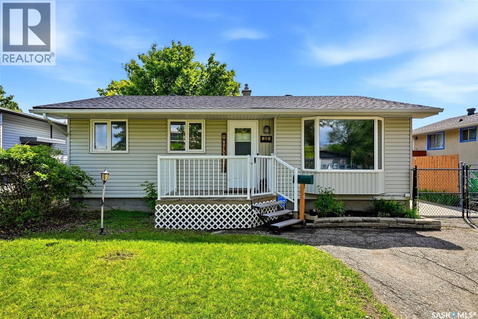 58 Bird Bay, Regina, Saskatchewan  S4N 1P9 - Photo 2 - SK039239