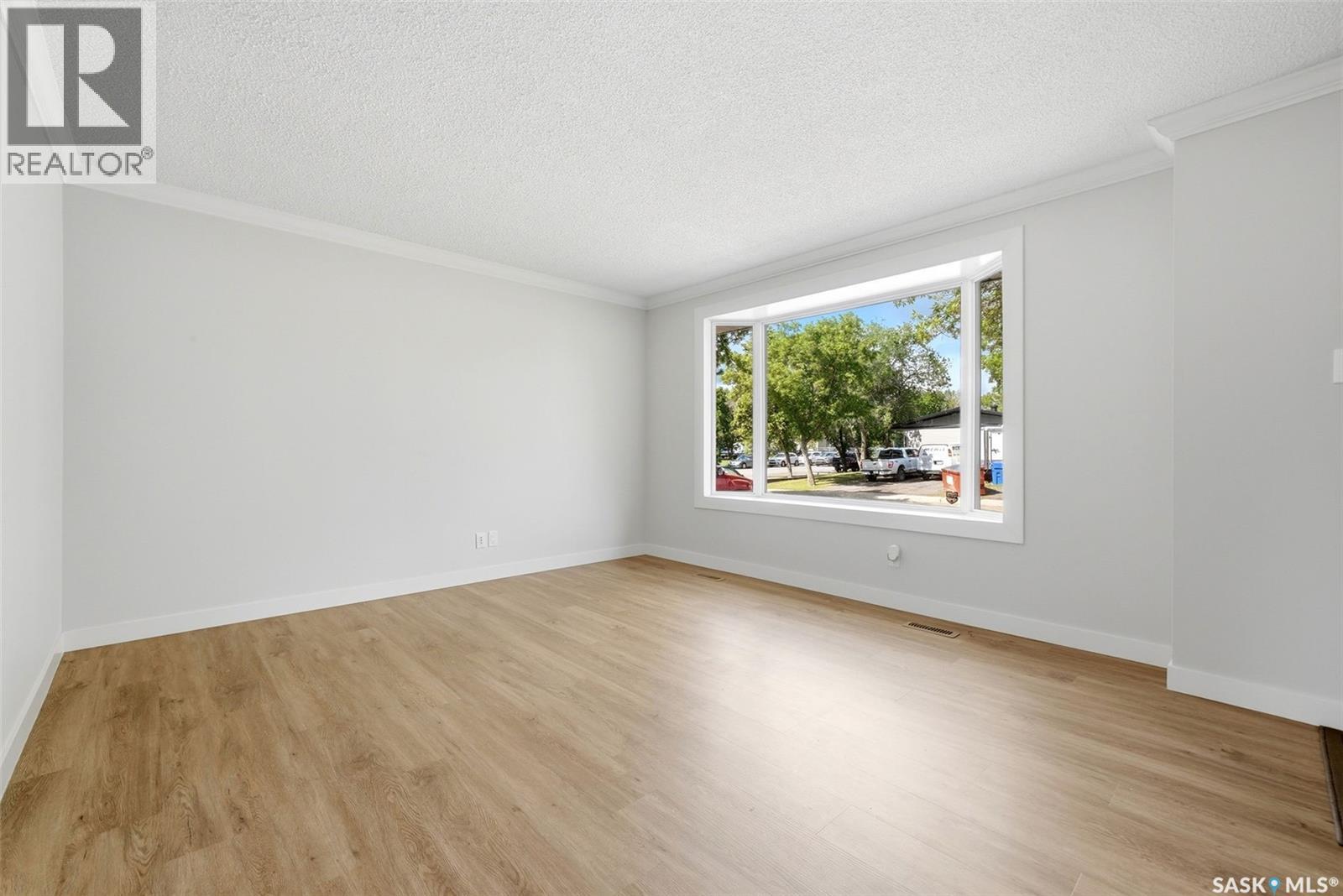 58 Bird Bay, Regina, Saskatchewan  S4N 1P9 - Photo 4 - SK039239