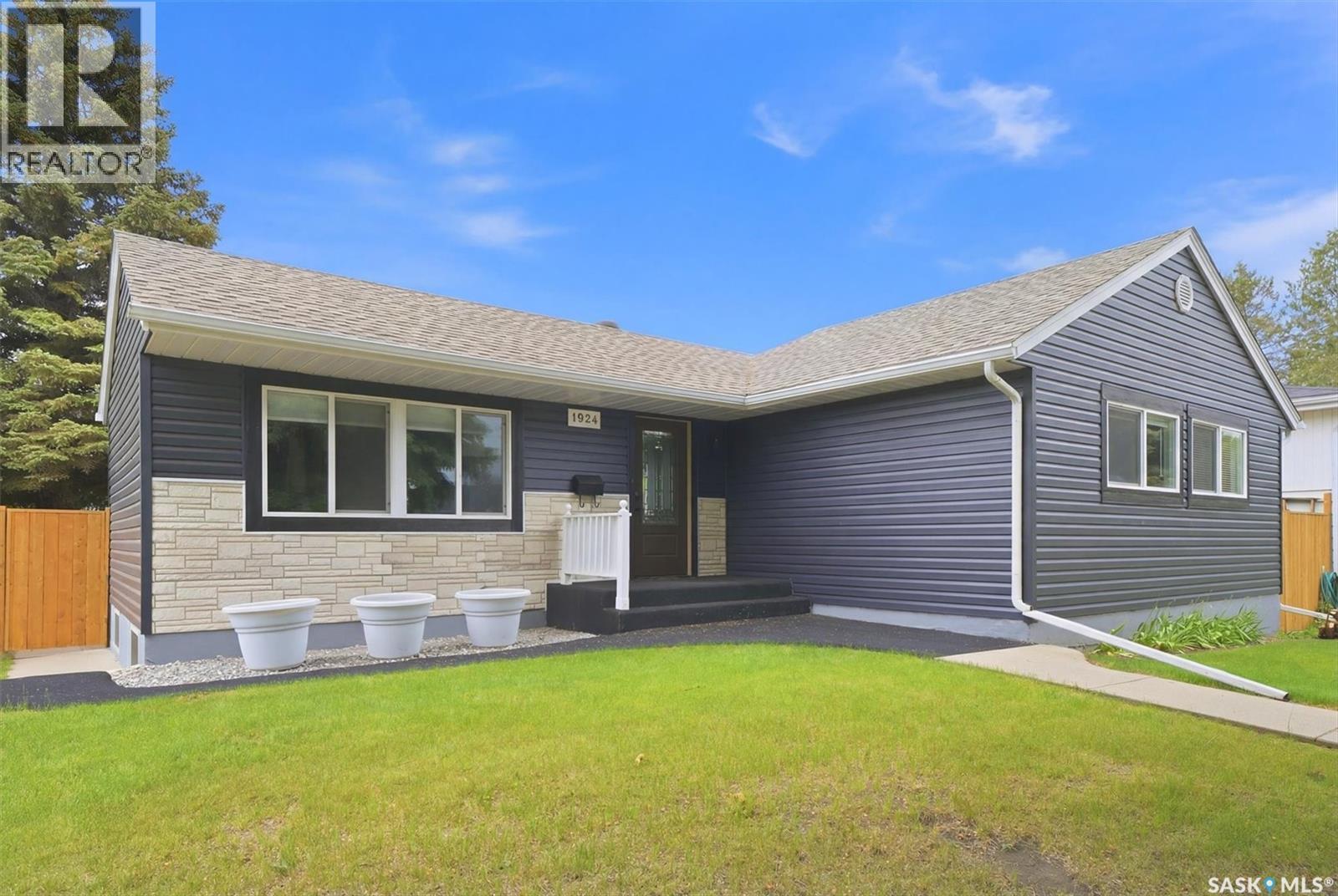 1924 Dufferin Avenue, Saskatoon, Saskatchewan  S7J 1B7 - Photo 1 - SK039202