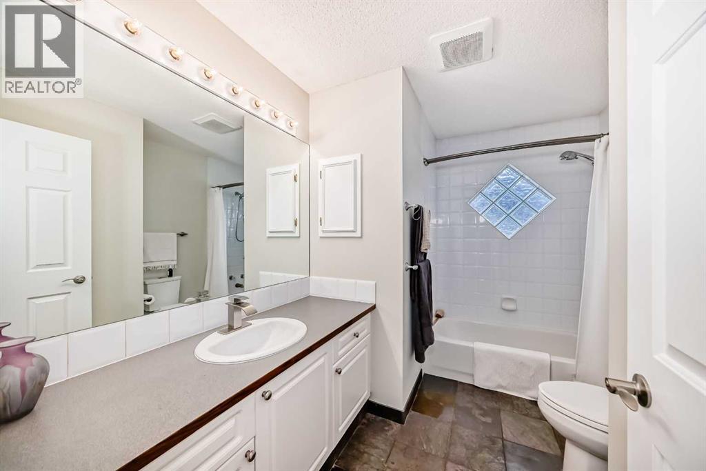 409 Rocky Ridge Bay Nw, Calgary, Alberta  T3G 4H8 - Photo 15 - A2319625