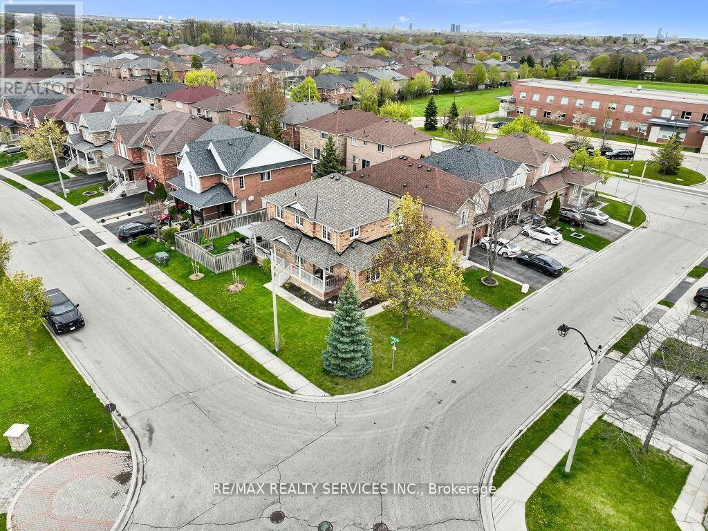 21 Filbert Way, Brampton, Ontario  L7A 3G2 - Photo 5 - W13437410