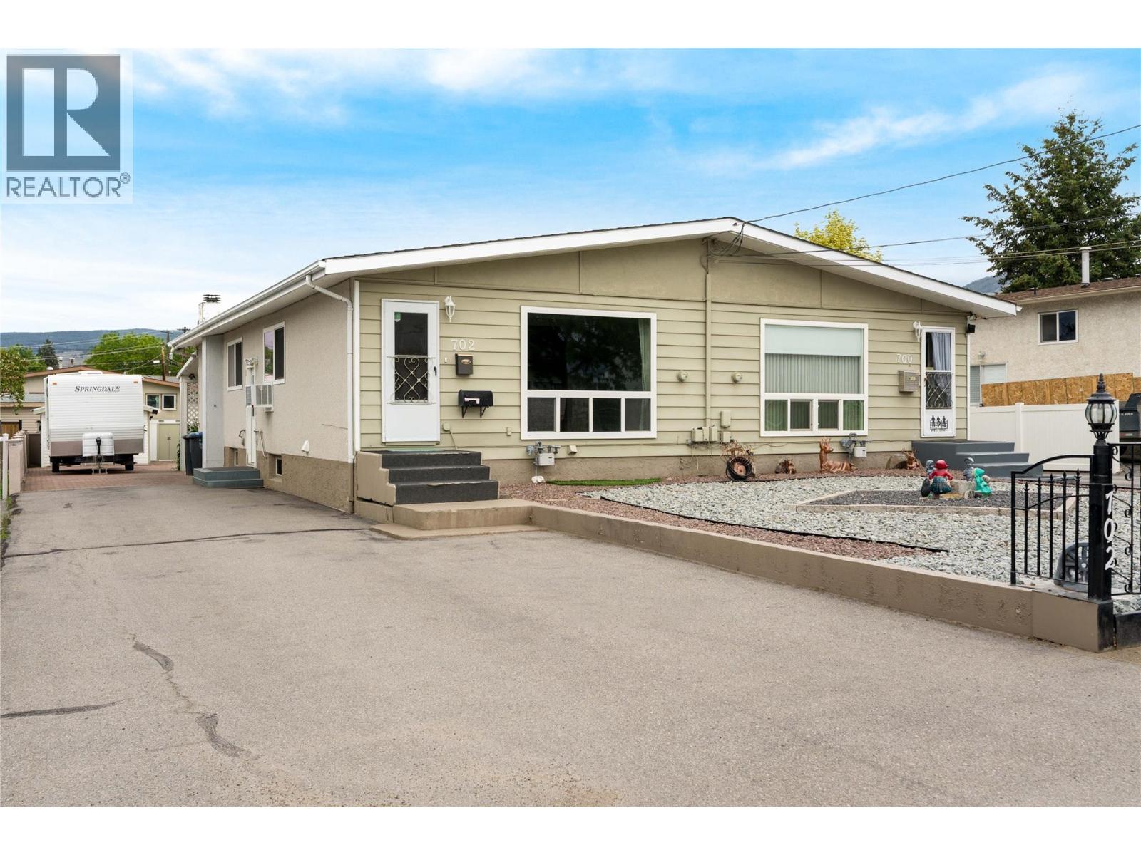 702 Hollydell Road, Kelowna, British Columbia