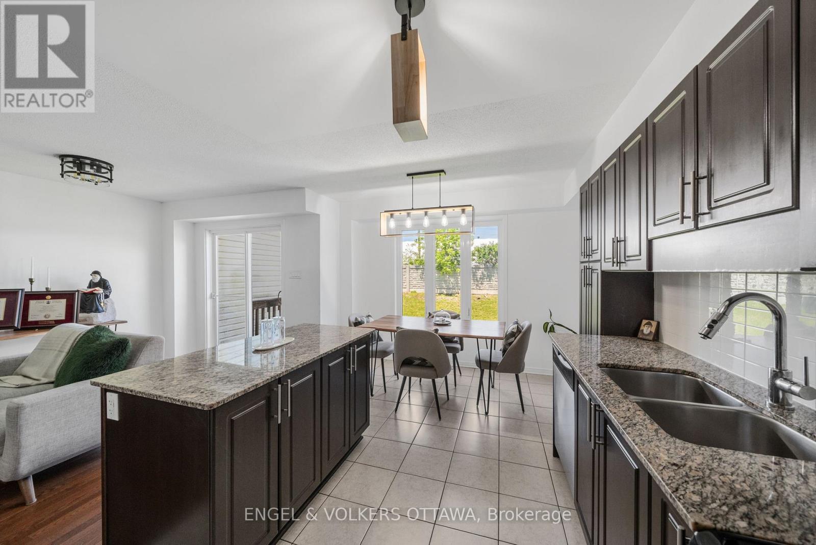 212 Macoun Circle, Ottawa, Ontario  K1T 0H9 - Photo 10 - X13437934
