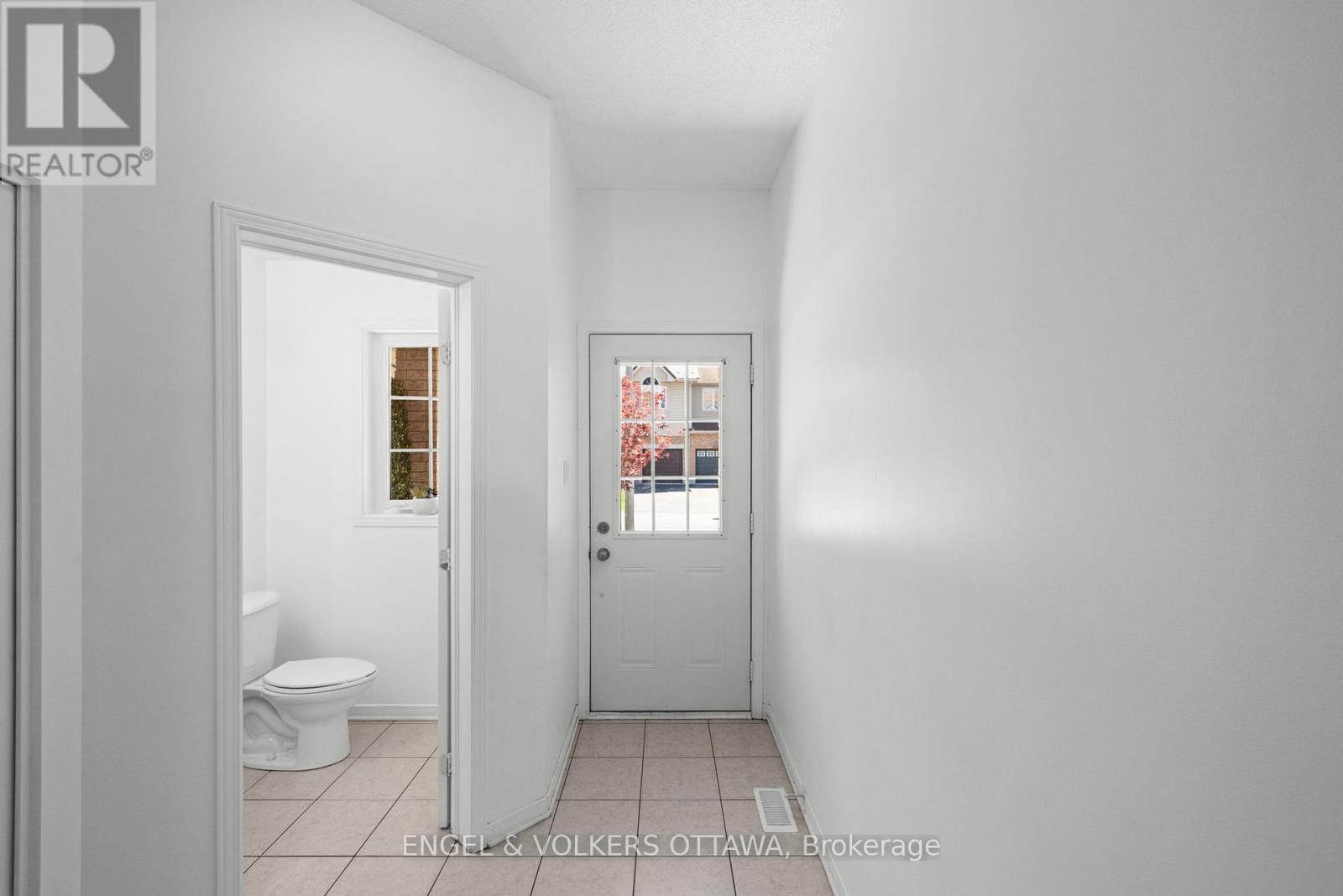 212 Macoun Circle, Ottawa, Ontario  K1T 0H9 - Photo 2 - X13437934
