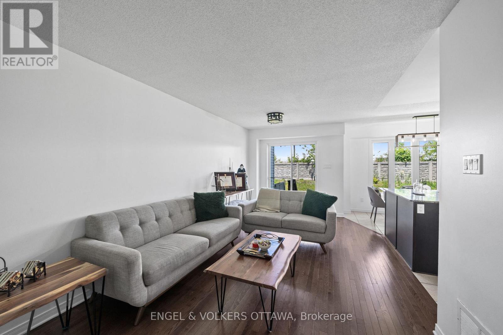 212 Macoun Circle, Ottawa, Ontario  K1T 0H9 - Photo 5 - X13437934