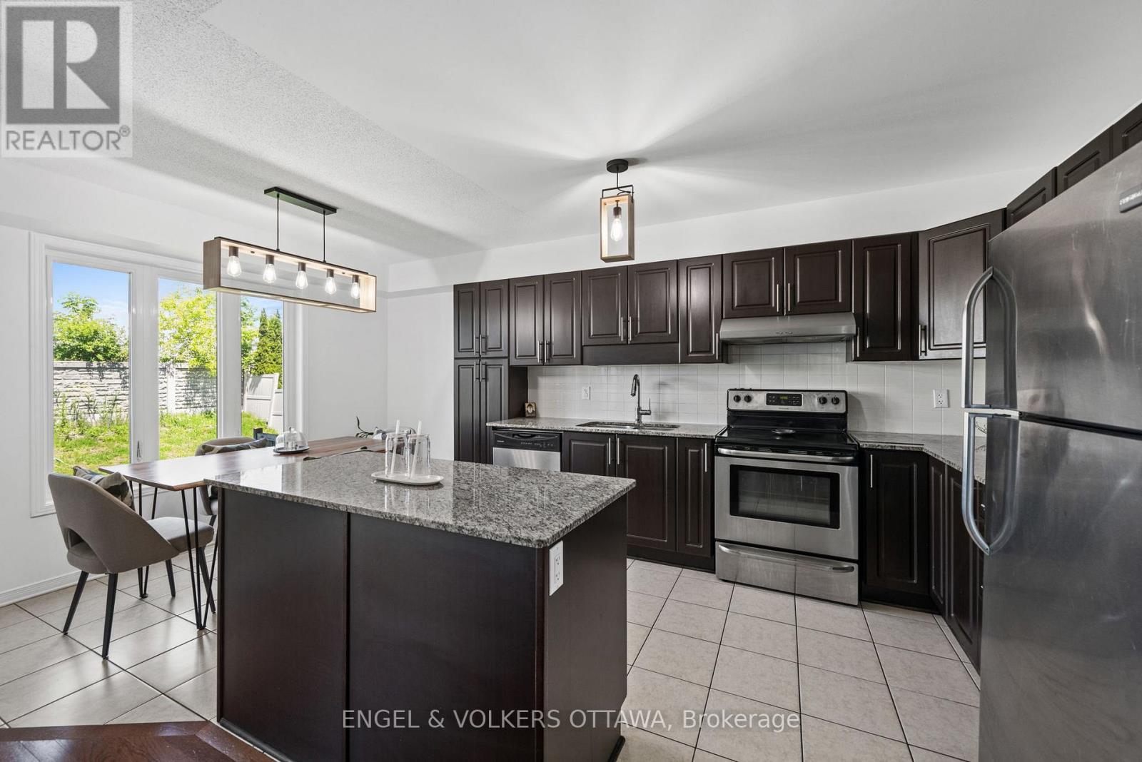 212 Macoun Circle, Ottawa, Ontario  K1T 0H9 - Photo 7 - X13437934