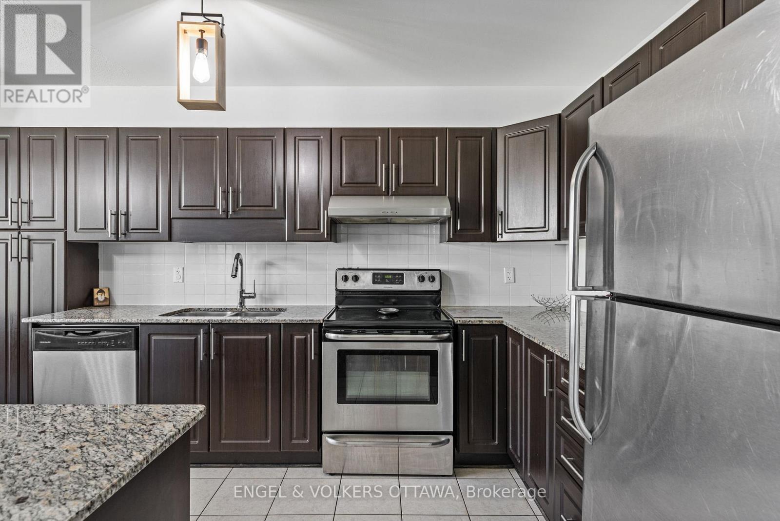 212 Macoun Circle, Ottawa, Ontario  K1T 0H9 - Photo 8 - X13437934