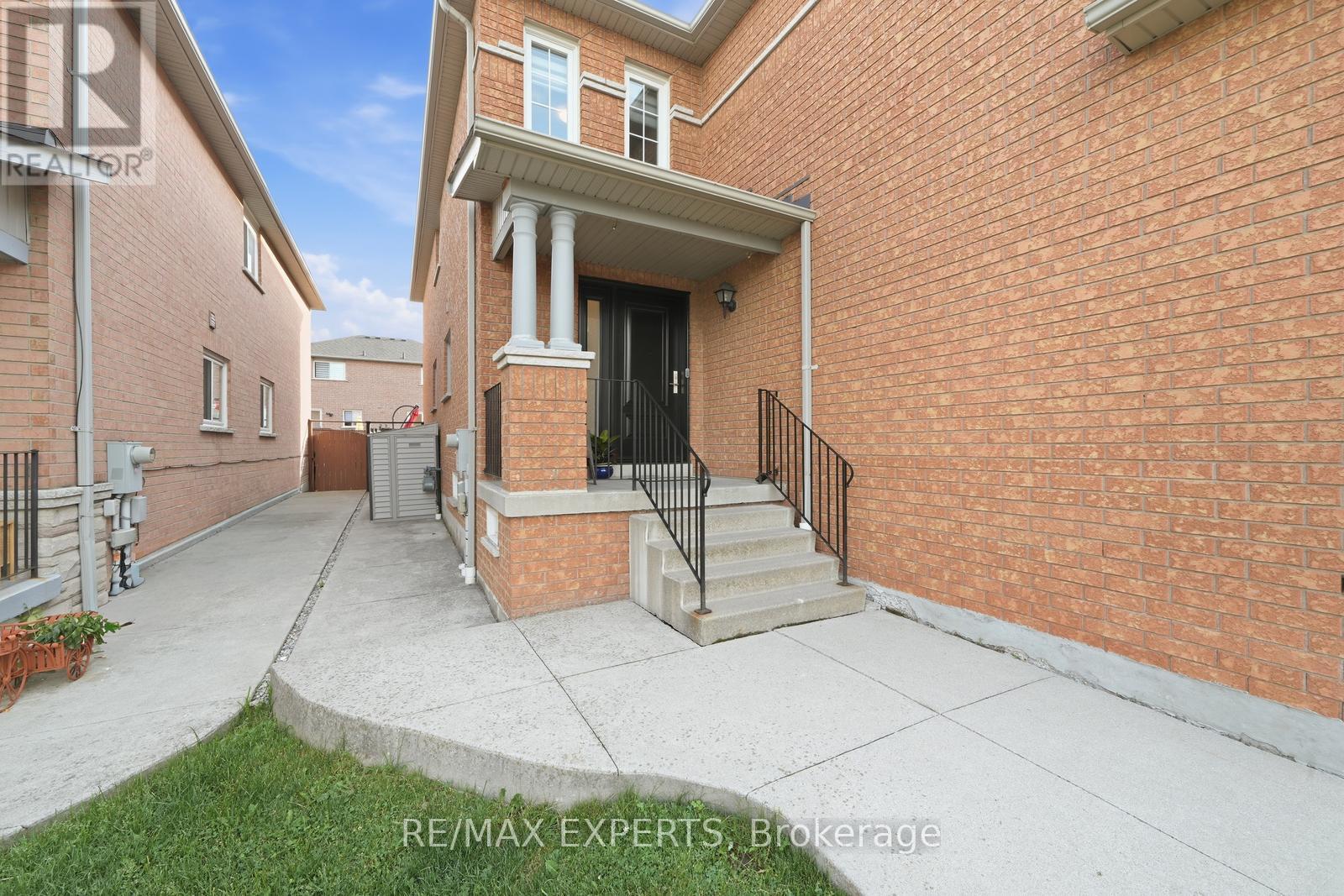 3138 Wheatstone Avenue, Mississauga, Ontario  L5B 4J1 - Photo 2 - W13437536