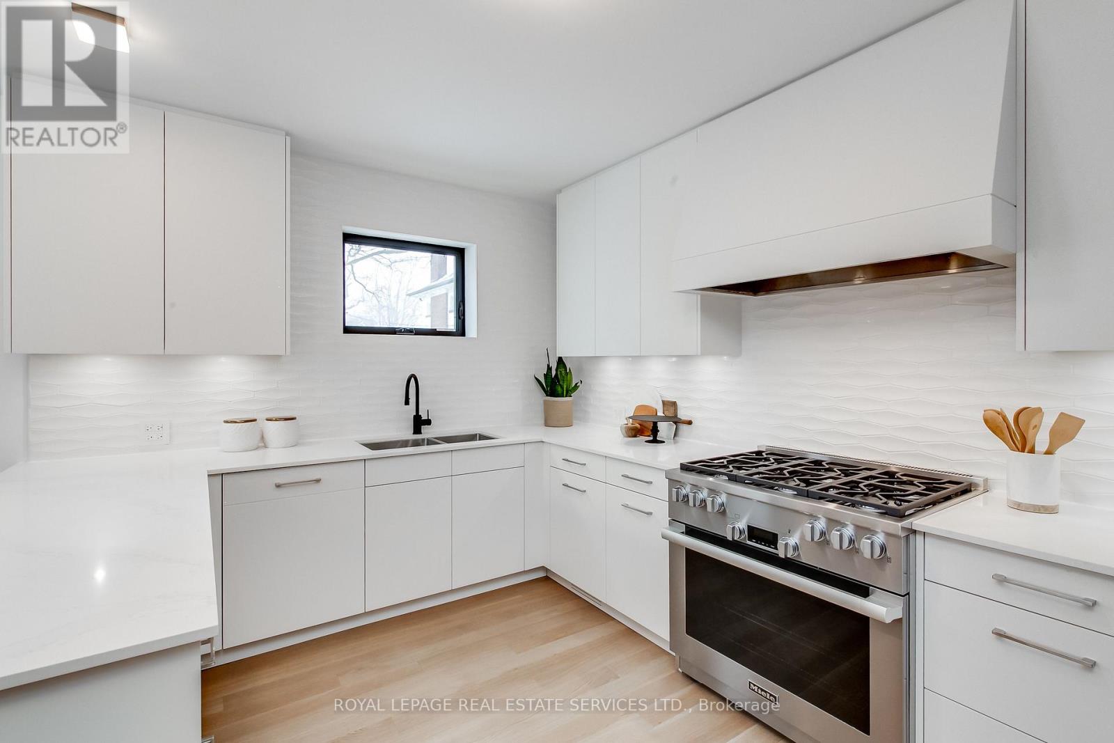 126 Hudson Drive, Toronto, Ontario  M4T 2K5 - Photo 7 - C13437962