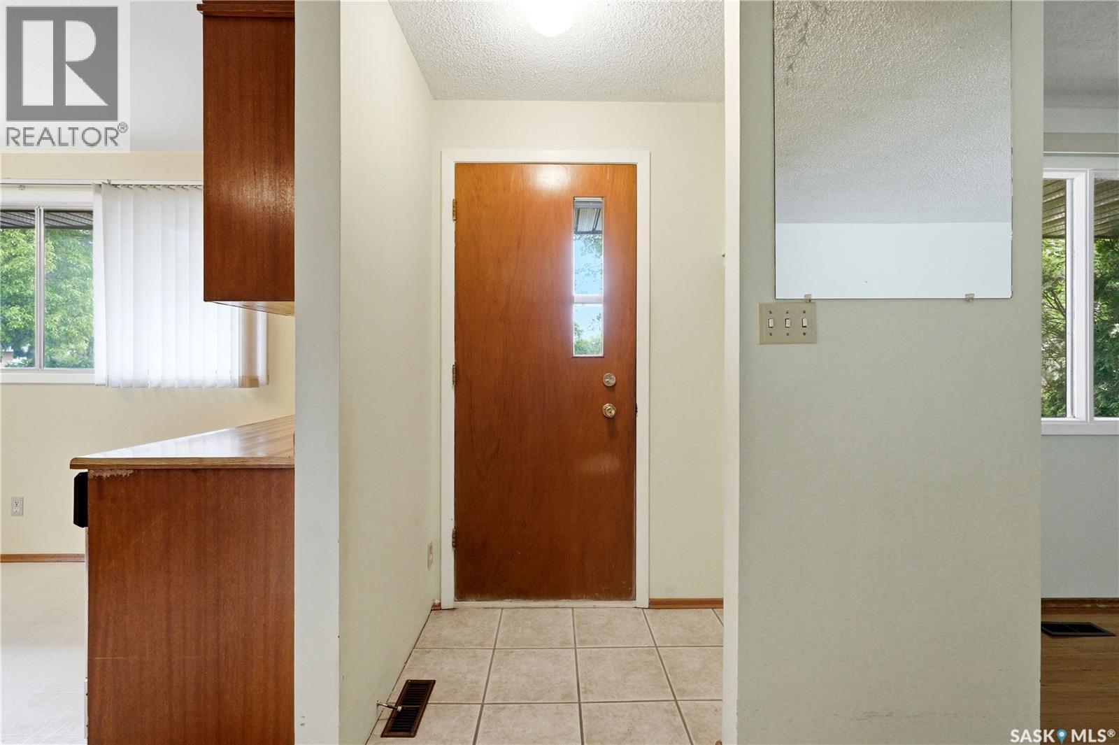 1922 Richardson Road, Saskatoon, Saskatchewan  S7L 0C4 - Photo 2 - SK039249