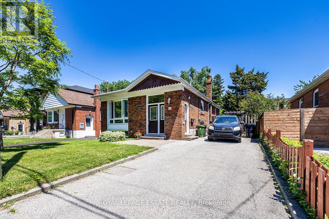 <div class="slider-price">$799,000</div><p>89 Vanbrugh Avenue, Toronto, Ontario</p>