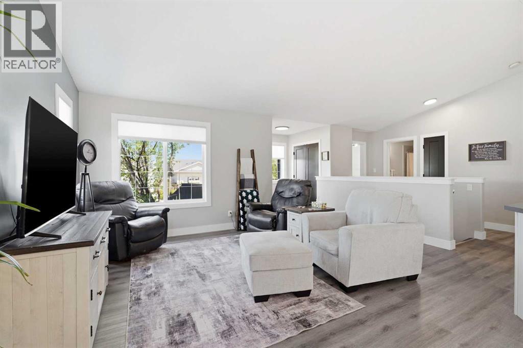 66 Pondside Crescent, Blackfalds, Alberta  T4M 0G3 - Photo 4 - A2319348