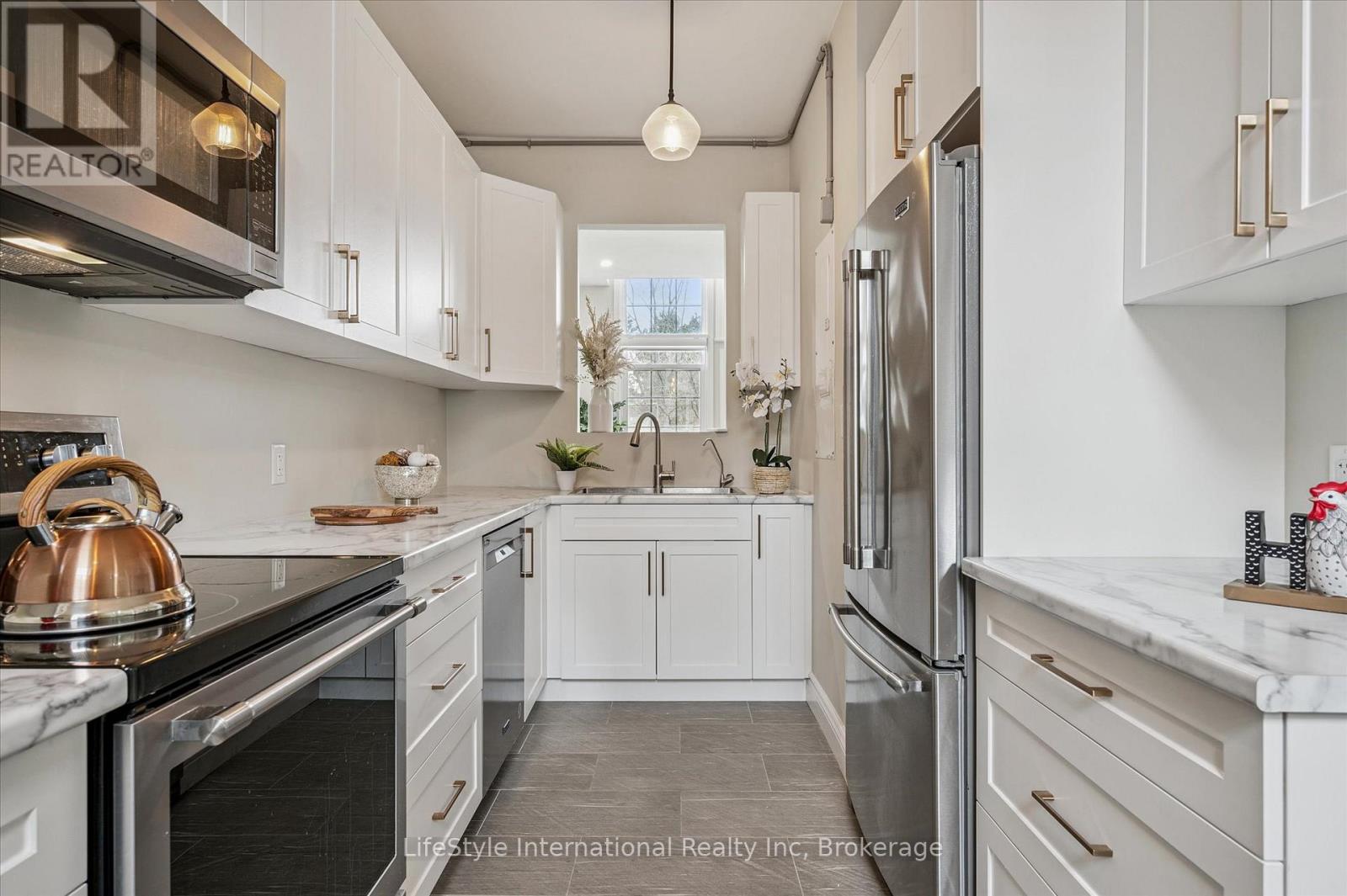6 - 196 Arthur Street N, Guelph, Ontario N1E 4V8 - Photo 2 - X13438208