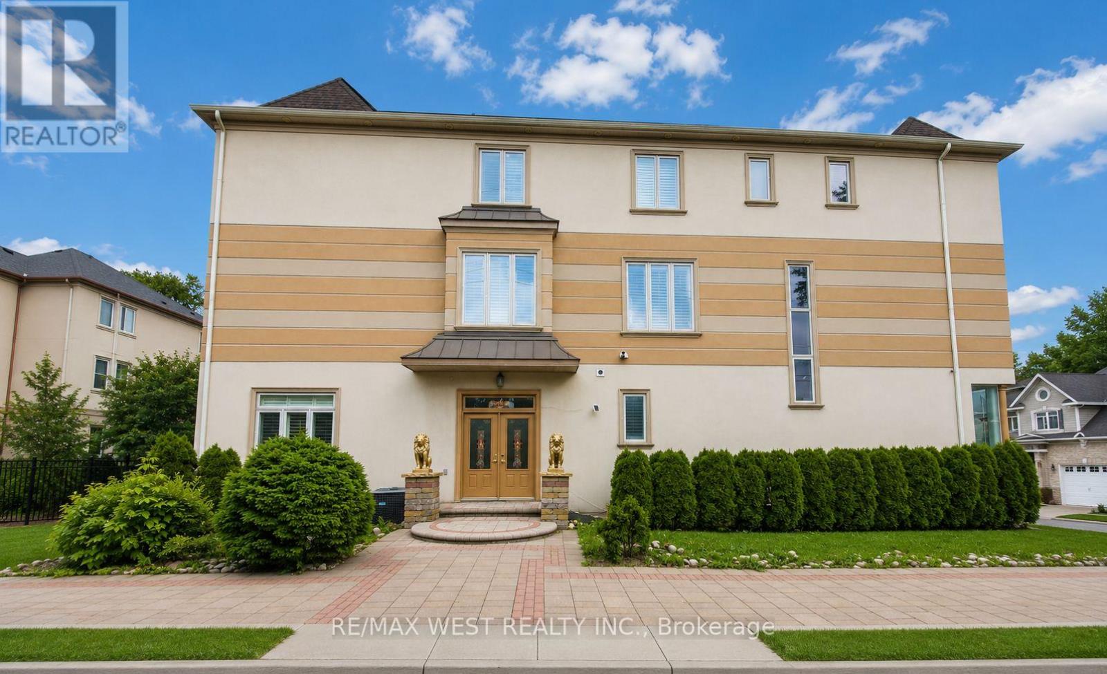 83 Elm Avenue, Richmond Hill, Ontario  L4C 6K8 - Photo 4 - N13429058