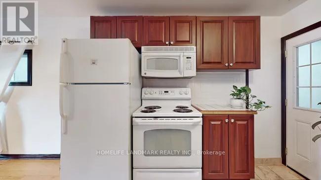 <div class="slider-price">$799,888</div><p>15 Fourteenth Street, Toronto, Ontario</p>