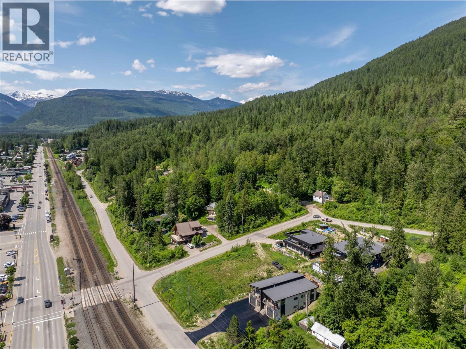 98 Track Street, Revelstoke, British Columbia  V0E 2S0 - Photo 5 - 10390859