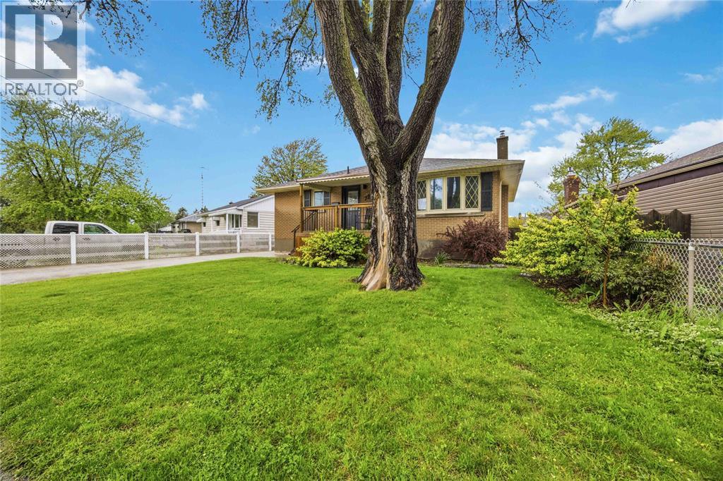 72 Mayfair Drive, Sarnia photo 2