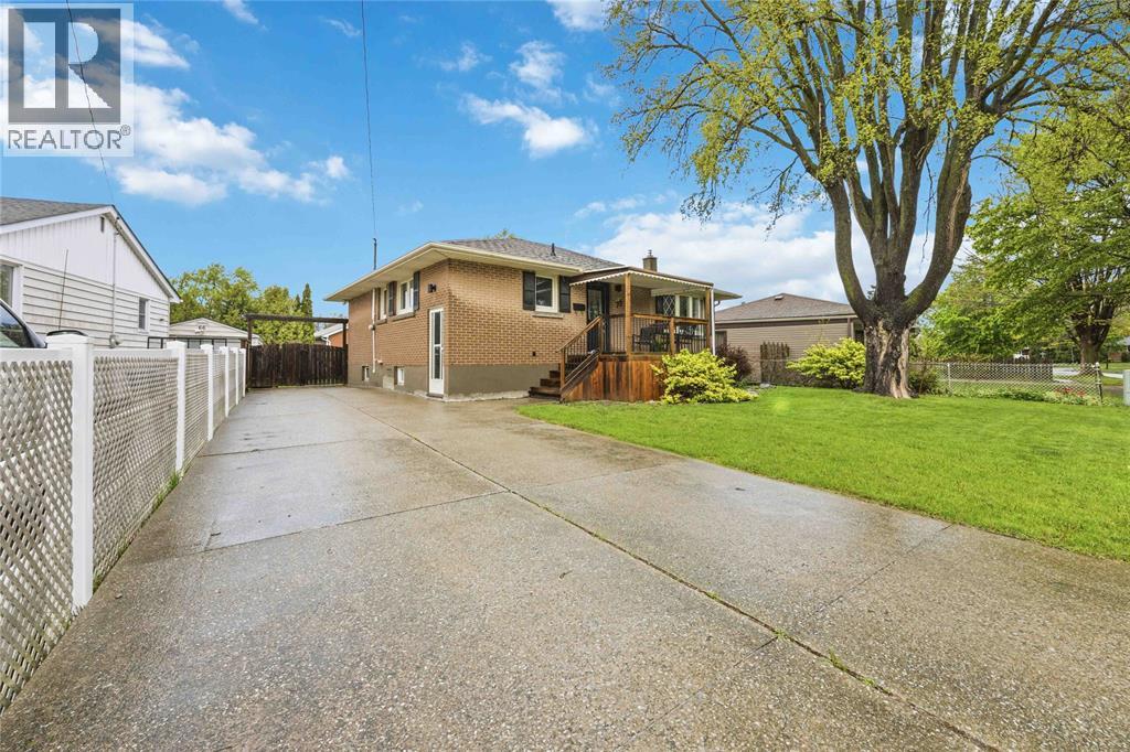 72 Mayfair Drive, Sarnia photo 3