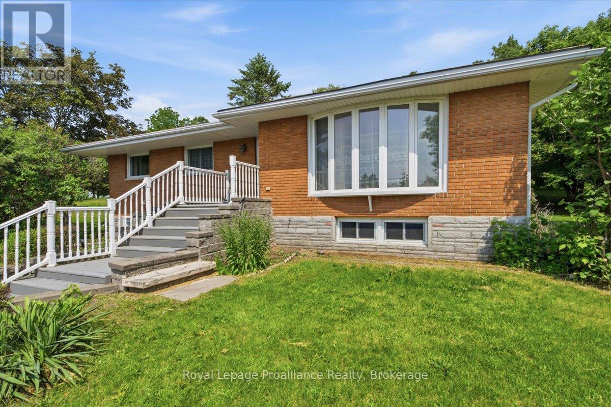 68 RIVERSIDE PARKWAY, Quinte West, Ontario