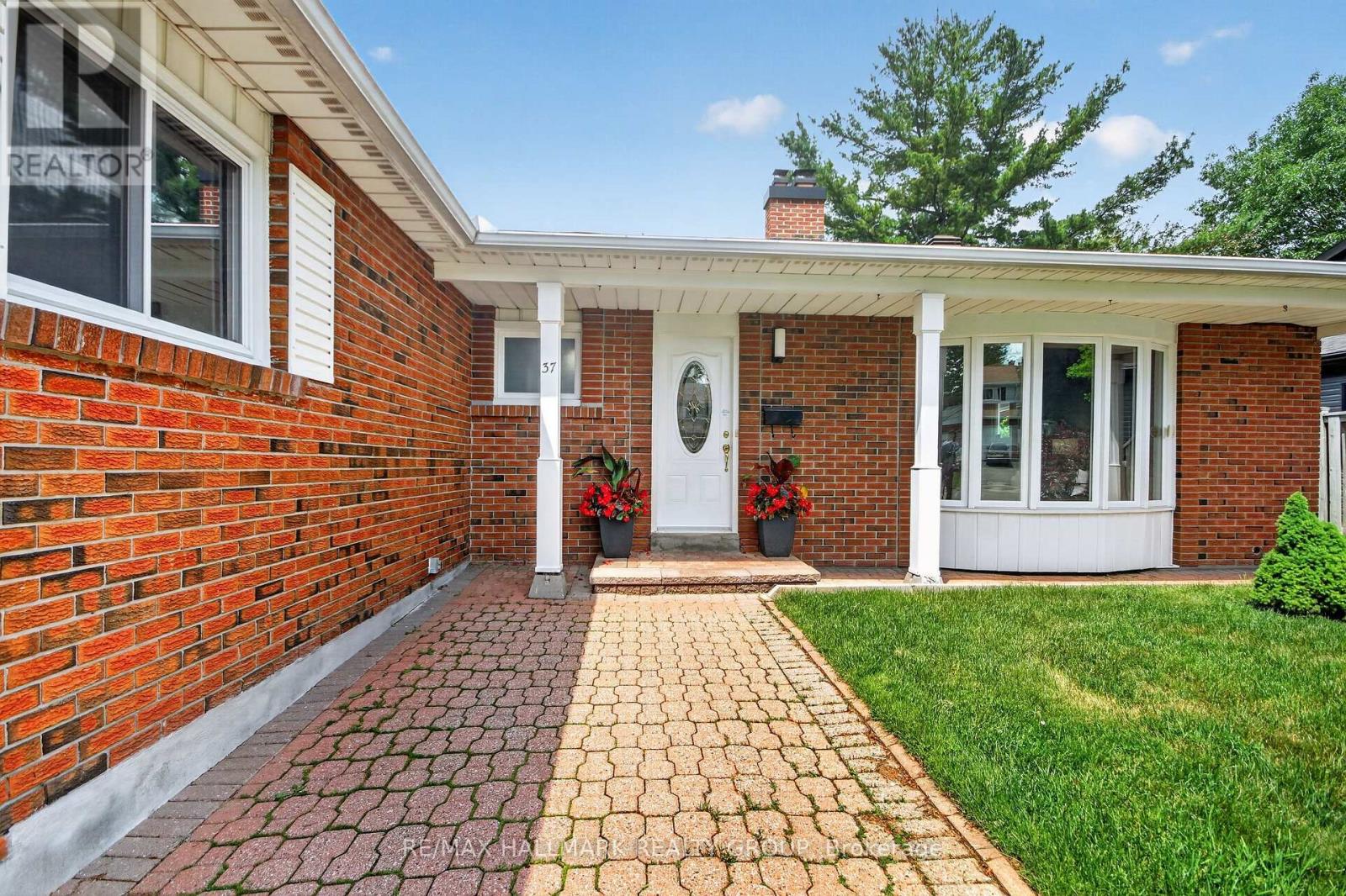37 Parkwood Crescent, Ottawa, Ontario  K1B 3J5 - Photo 3 - X13438492