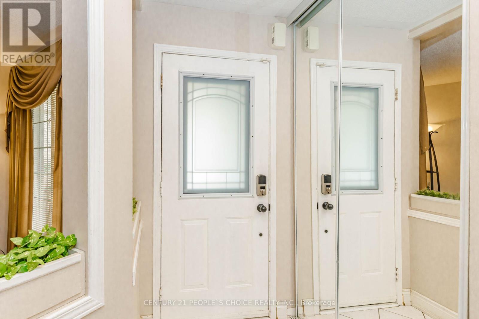 5889 Stonebriar Crescent, Mississauga, Ontario  L5V 2T7 - Photo 5 - W13438532