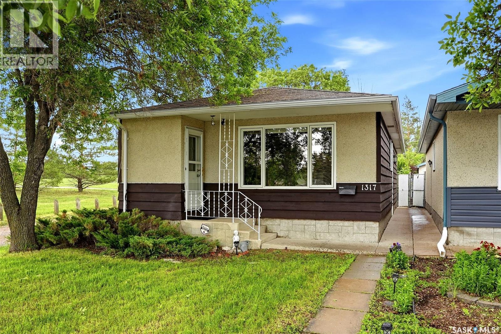 1317 Kent Street, Regina, Saskatchewan  S4T 5T2 - Photo 2 - SK039276