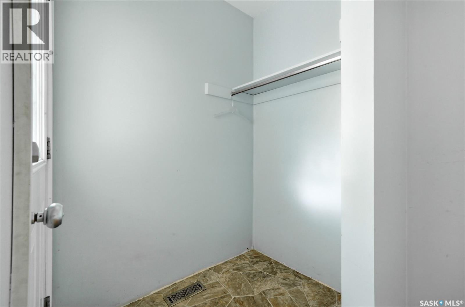 1317 Kent Street, Regina, Saskatchewan  S4T 5T2 - Photo 4 - SK039276