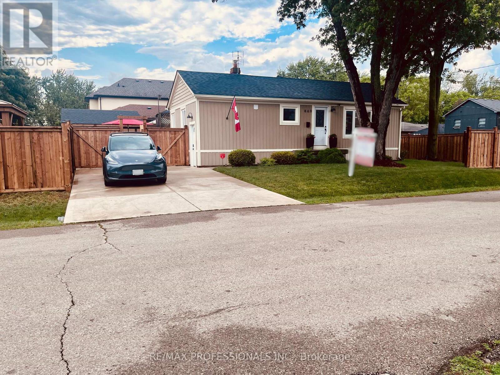 869 First Street, Mississauga, Ontario  L5E 1A6 - Photo 3 - W13437470