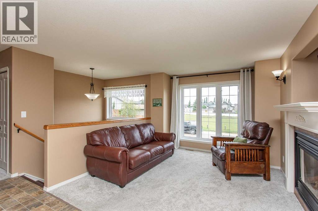 74 Pine Crescent, Blackfalds, Alberta  T4M 0E2 - Photo 2 - A2320213