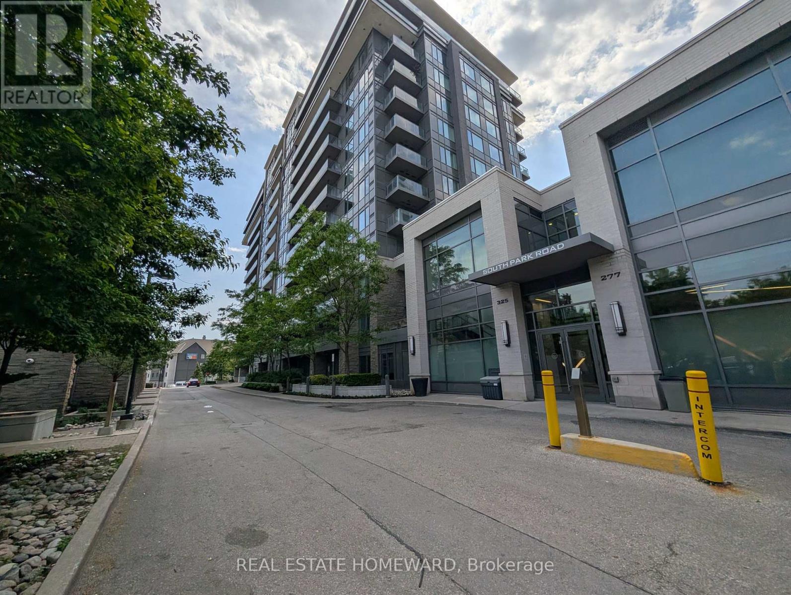 915 - 325 South Park Road
