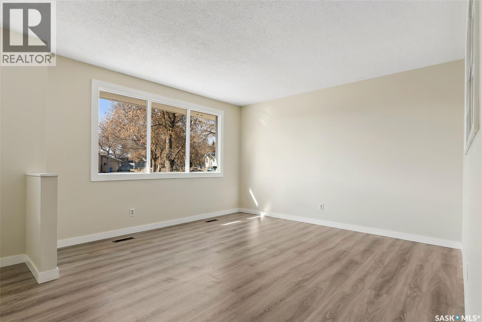 9 Carmichael Bay, Regina, Saskatchewan  S4R 0C7 - Photo 3 - SK039280
