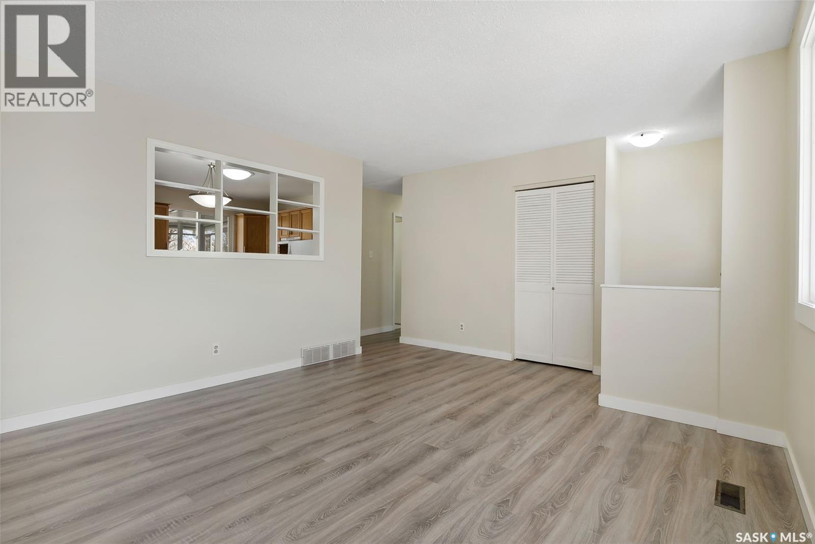 9 Carmichael Bay, Regina, Saskatchewan  S4R 0C7 - Photo 4 - SK039280