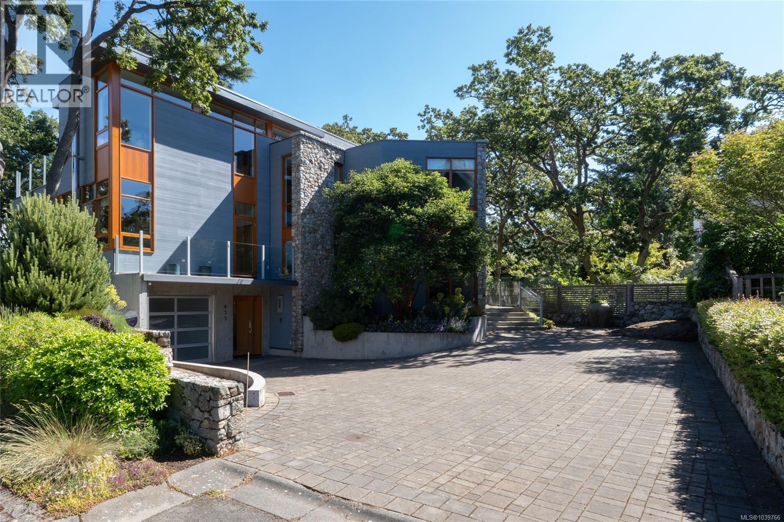 435 Chadwick Pl, Victoria, British Columbia  V8S 1H4 - Photo 2 - 1039766