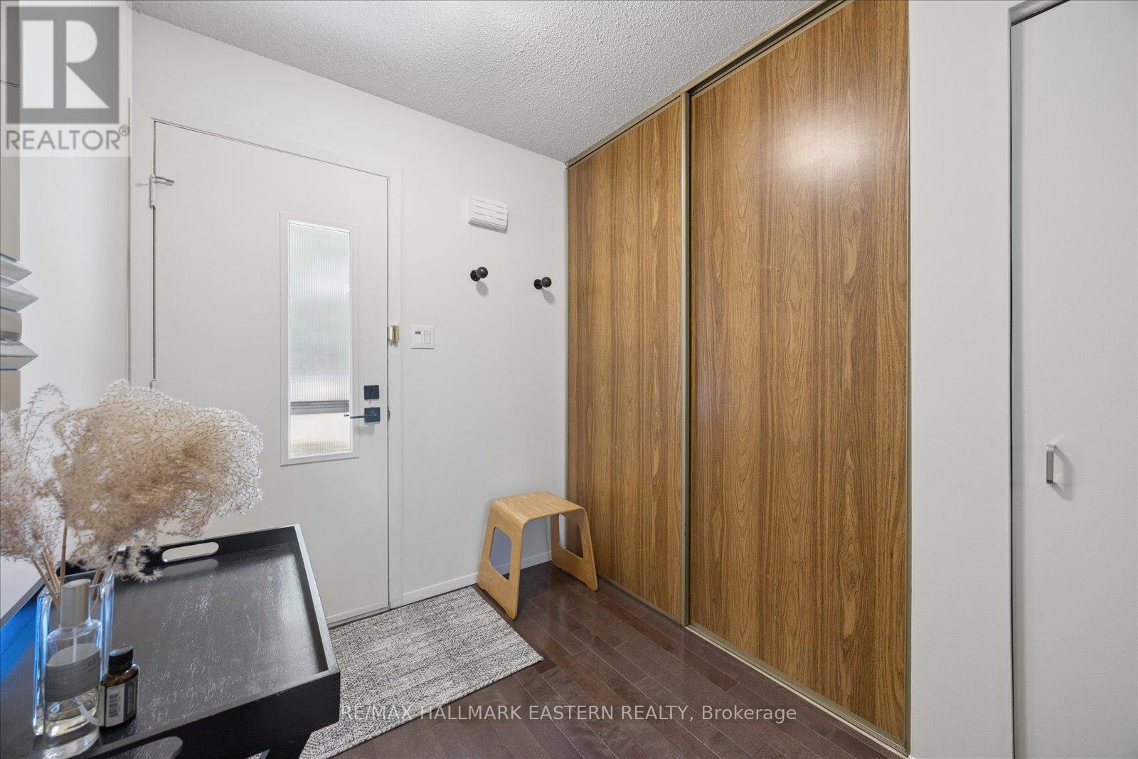 22 Valley Stream Drive, Toronto, Ontario  M1V 2A5 - Photo 5 - E13439574