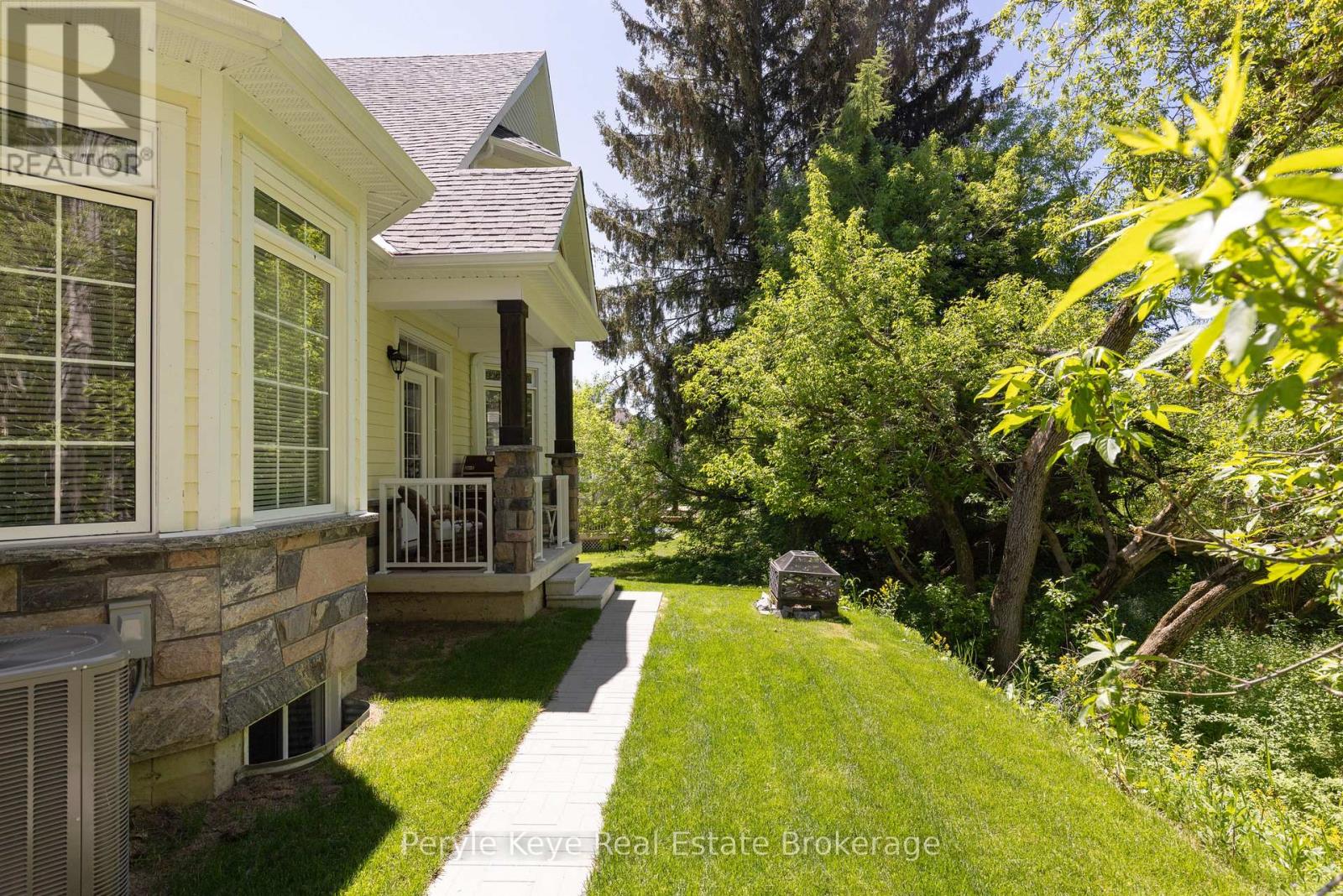 16 Leeds Court, Bracebridge (Monck (Bracebridge)), Ontario  P1L 0B7 - Photo 8 - X12879084