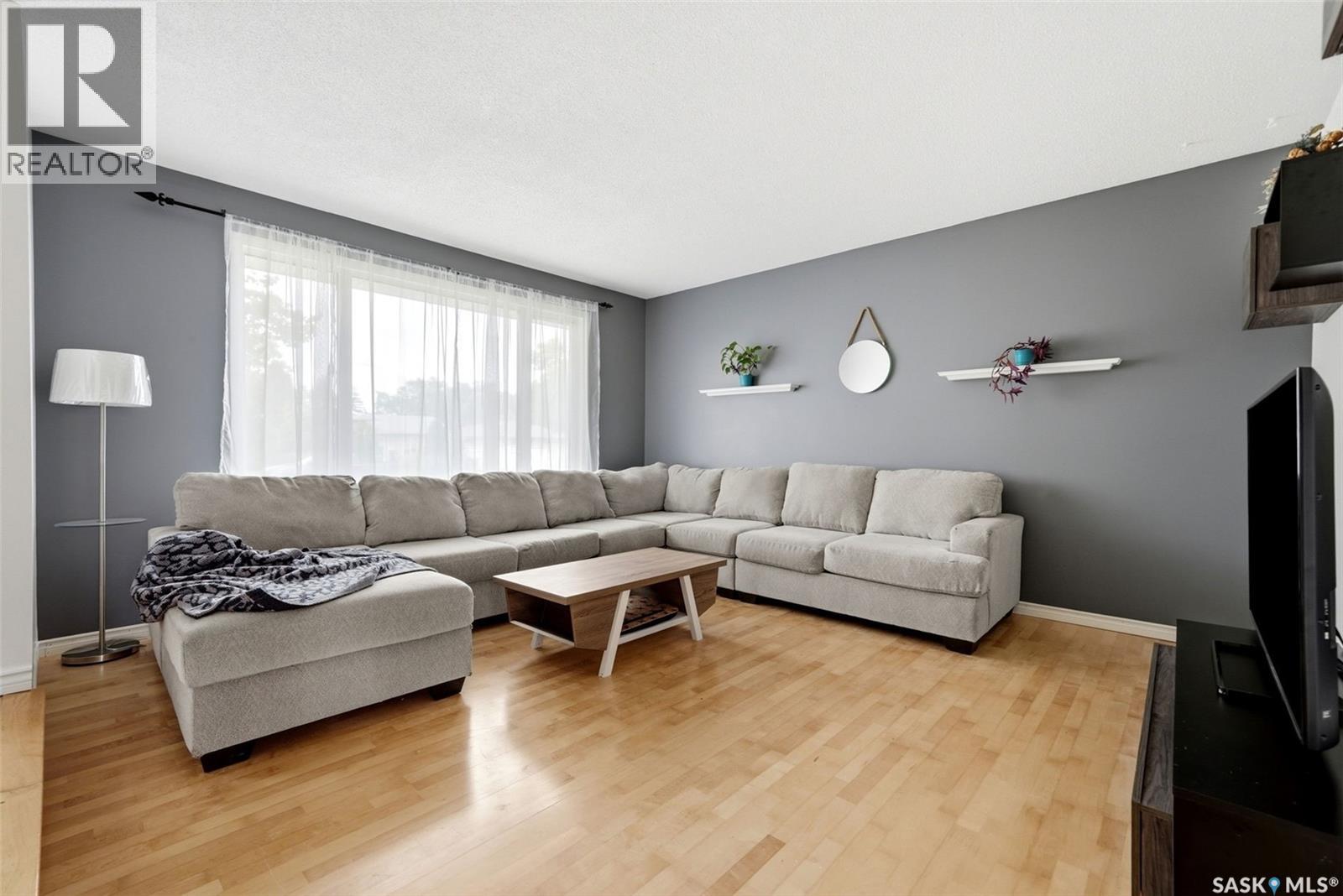 942 Broad Street N, Regina, Saskatchewan  S4R 5V7 - Photo 3 - SK039254