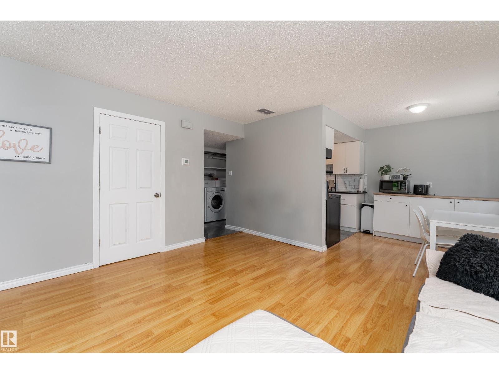 1478 Lakewood Rd W NW, Edmonton, Alberta  T6K 3M2 - Photo 4 - E4493458