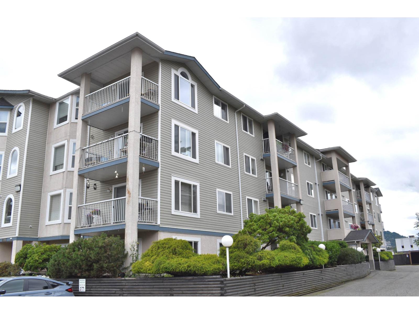 402 8537 Young Road, Chilliwack Proper South, Chilliwack, British Columbia  V2P 4P2 - Photo 2 - R3135404