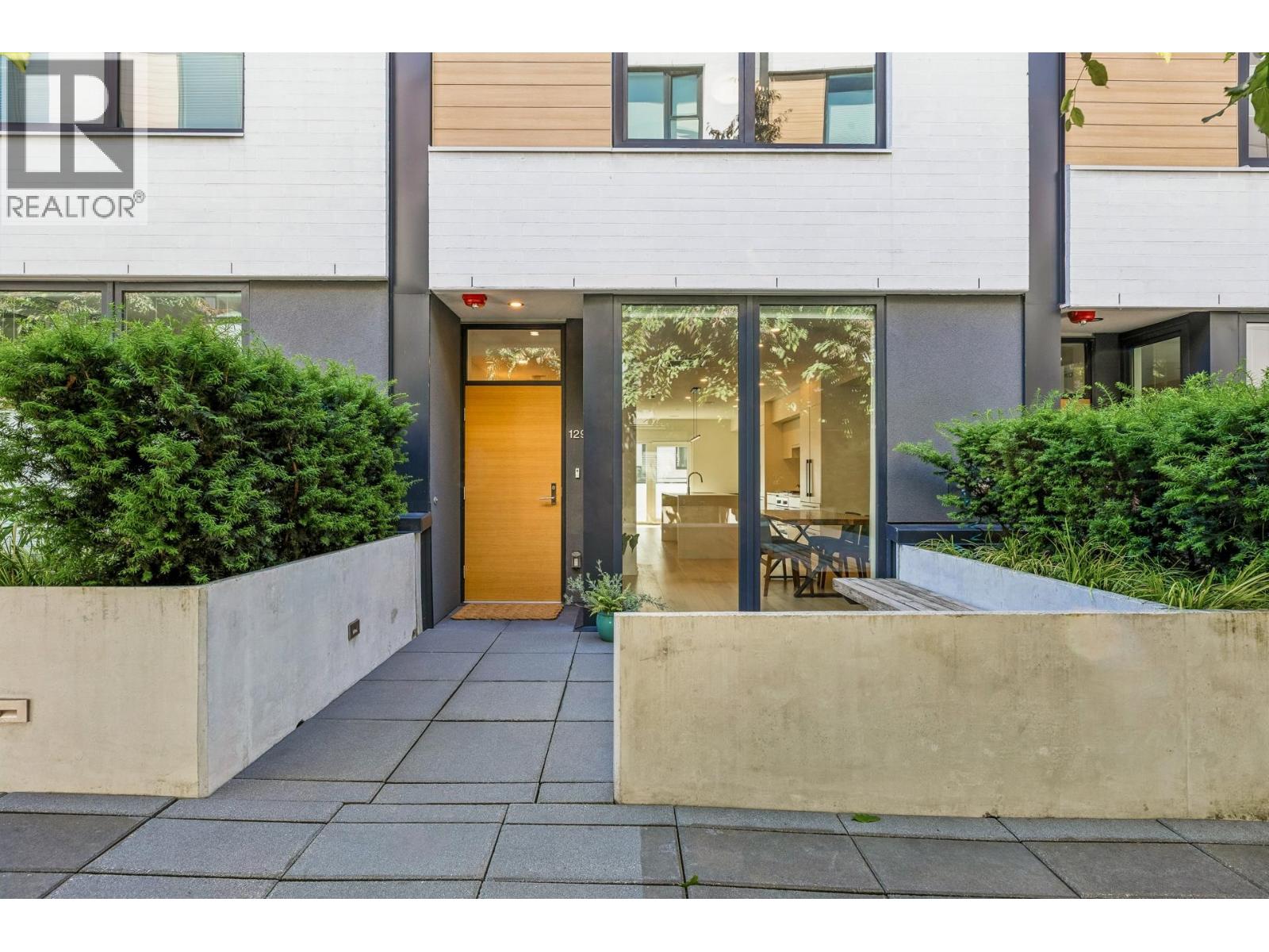 129 649 E 3rd Street, North Vancouver, British Columbia  V7L 1G6 - Photo 2 - R3135479