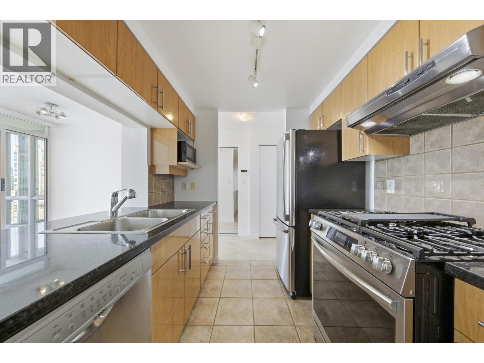 2002 193 Aquarius Mews, Vancouver, British Columbia  V6Z 2Y3 - Photo 11 - R3135466