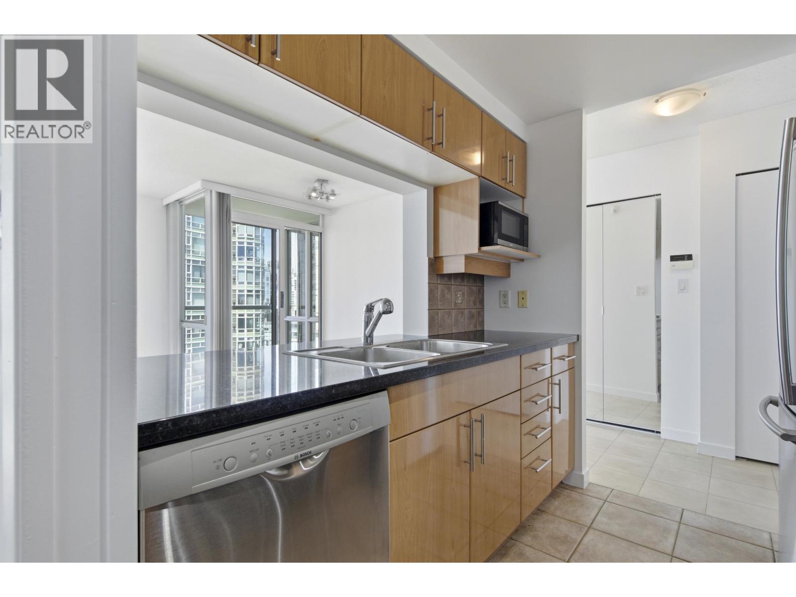 2002 193 Aquarius Mews, Vancouver, British Columbia  V6Z 2Y3 - Photo 12 - R3135466