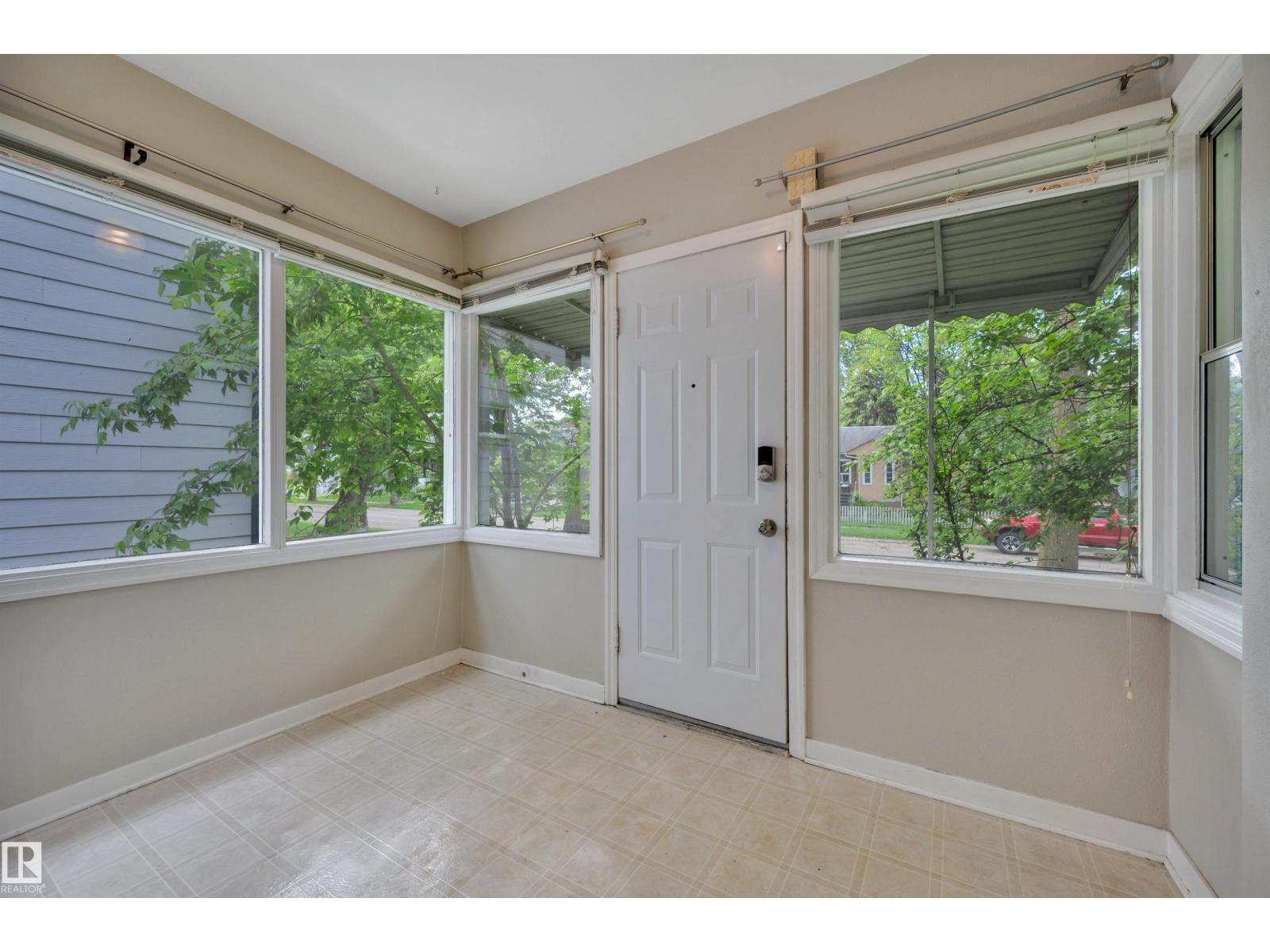 9624 77 Av NW, Edmonton, Alberta  T6C 0M5 - Photo 3 - E4493475