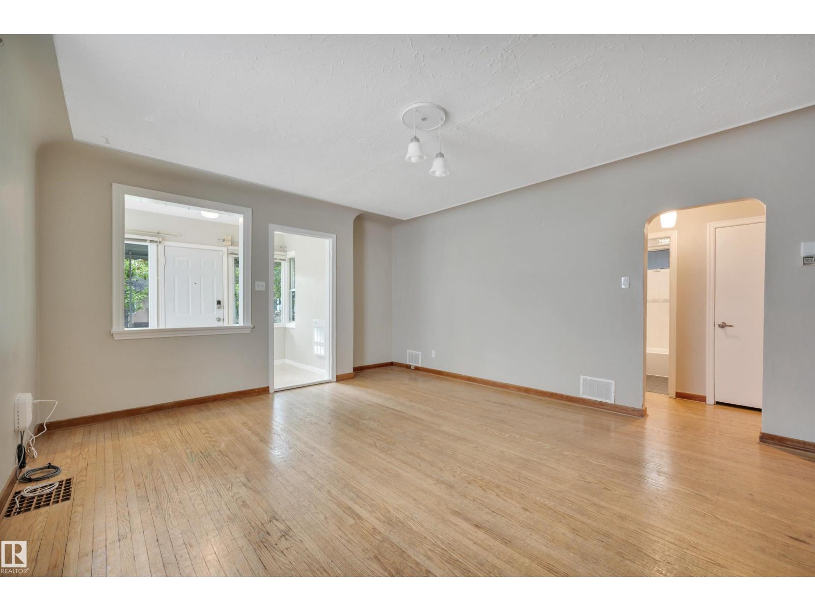 9624 77 Av NW, Edmonton, Alberta  T6C 0M5 - Photo 4 - E4493475