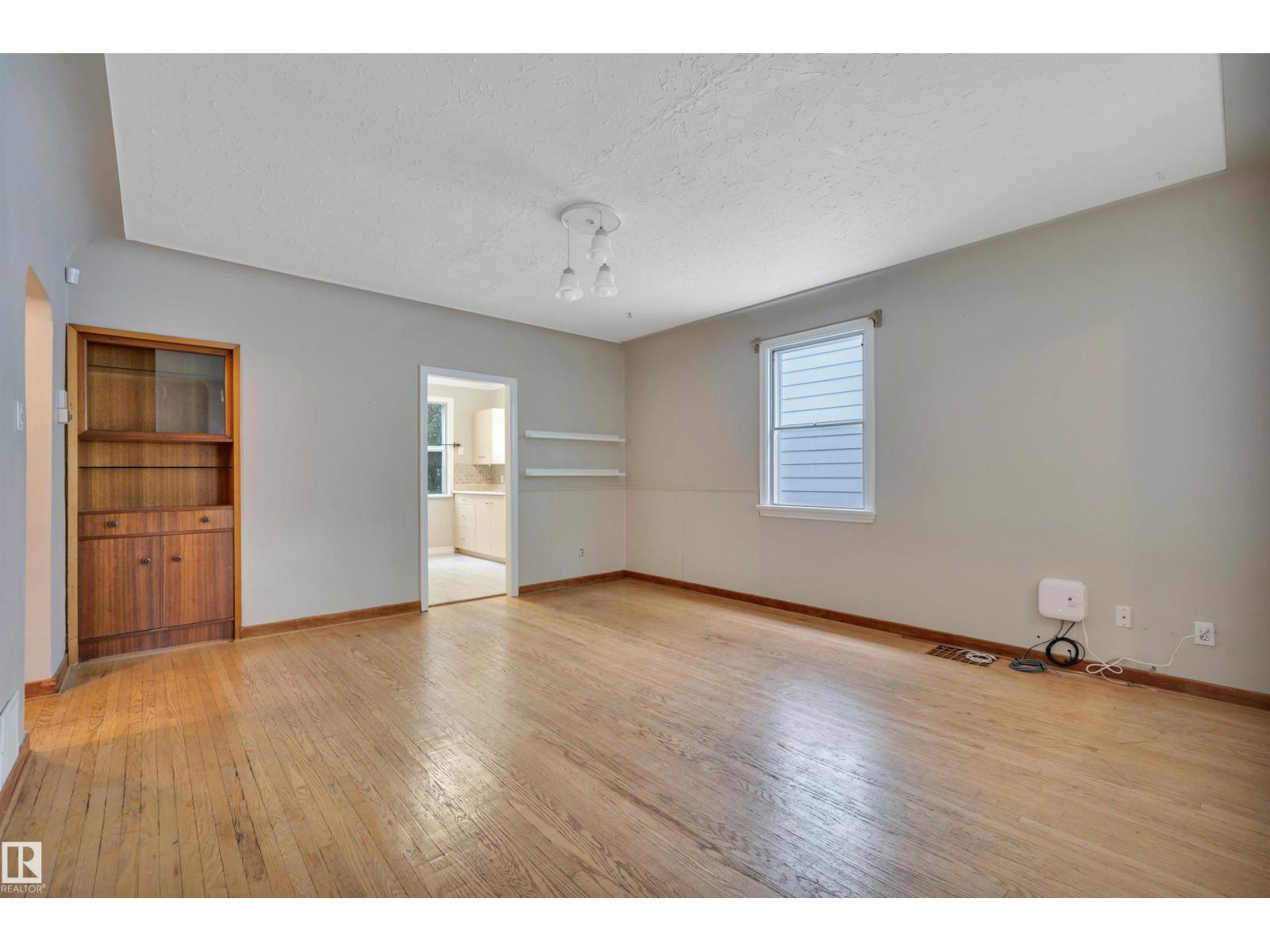 9624 77 Av NW, Edmonton, Alberta  T6C 0M5 - Photo 7 - E4493475