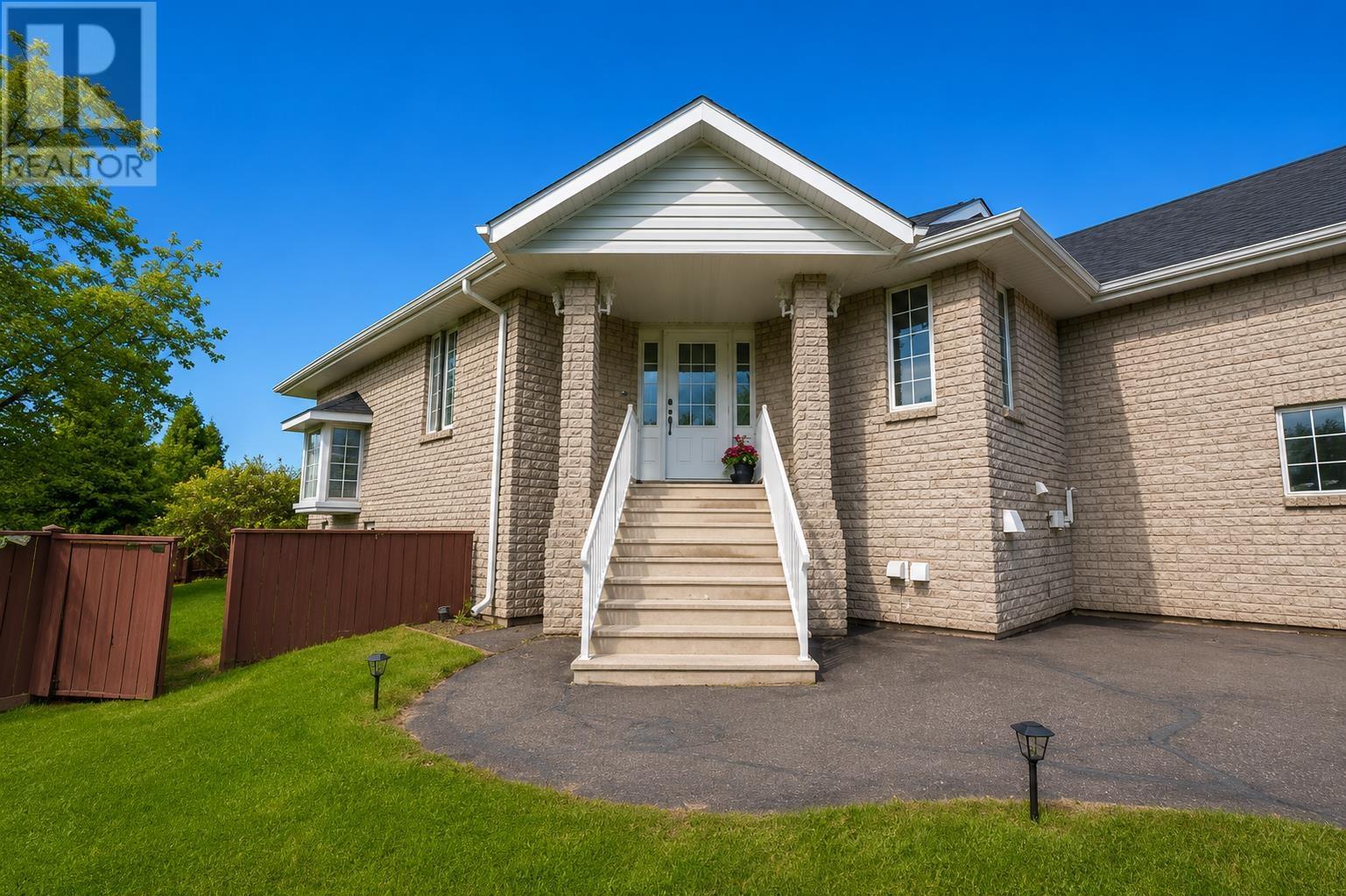 401 Tuscany Dr, Thunder Bay, Ontario  P7G 1B7 - Photo 2 - TB2601435